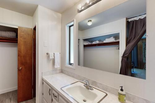 LopezDavis House on the Bay的一间带水槽和镜子的浴室
