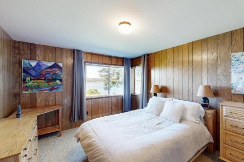 LopezDavis House on the Bay的一间卧室配有一张床、一张书桌和一个窗户。