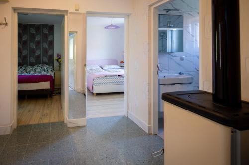 斯诺基Apartman Milka的客房设有带一张床和镜子的卧室