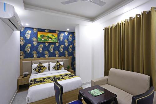 新德里Hotel Decent Aerocity - Mahipalpur, Delhi Airport的酒店客房,配有床和沙发
