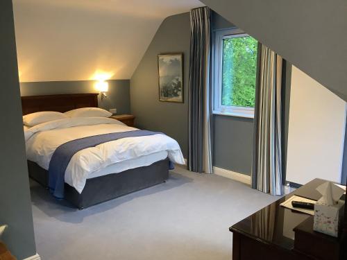 基拉尼格任菲亚乡间别墅酒店的一间卧室设有一张大床和一个窗户。