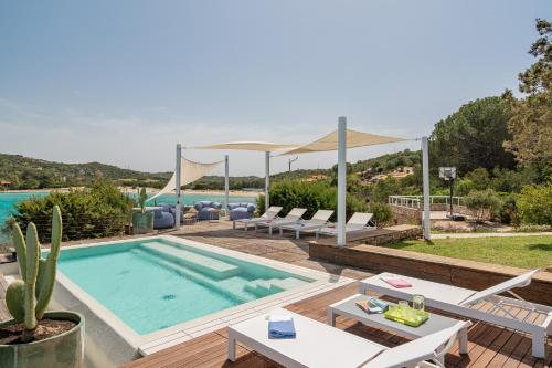 波尔图塔韦尔纳Villa SEA SOUL - Luxury style with direct access to sea的一个带游泳池和庭院的别墅