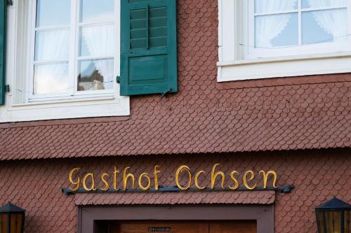 伦茨基希Boutiquehotel Ochsen的带有餐厅标志的建筑
