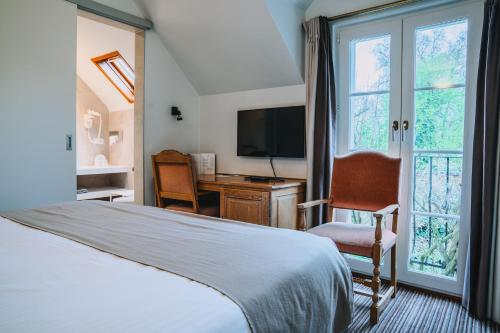 哈勒 农民酒店的一间卧室配有一张床、一张书桌和一台电视