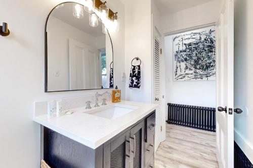 塞伦Witchy Modern的一间带水槽和镜子的浴室