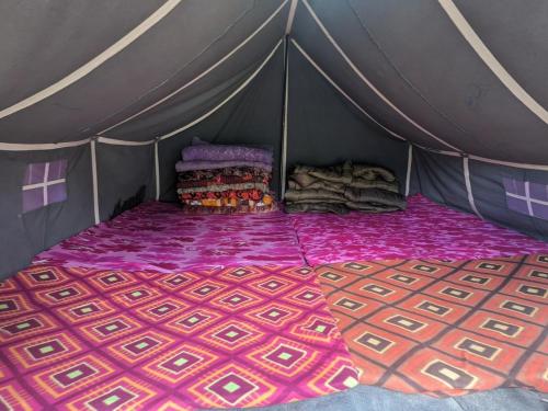 KedārnāthNamasteNomads X Musafirokibasti的帐篷中间设有一张床