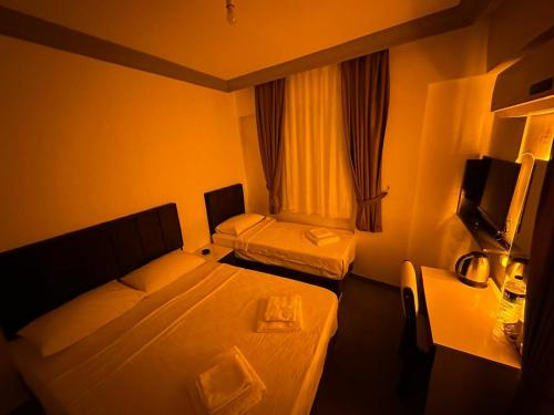 安塔利亚Ezel Group的小酒店客房设有两张床和电视。