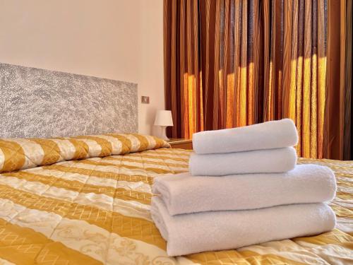 巴多利诺Bardolino Wein Apartments的床上的一大堆毛巾