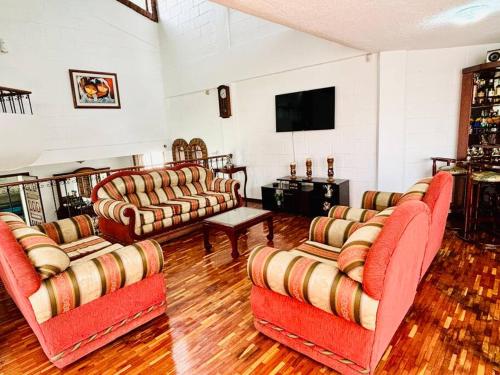 基多Gaby’s Home.的带沙发和平面电视的客厅