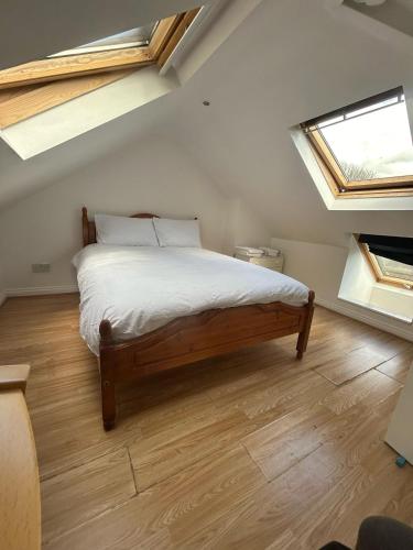 剑桥Blissful 1-bedroom entire place的一间带一张床铺的卧室,位于带天窗的房间