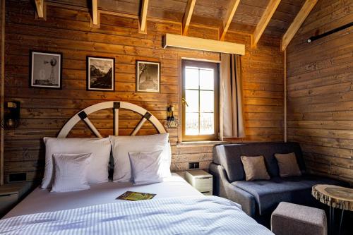 扎托尔Western Camp Resort的卧室配有床、椅子和窗户。
