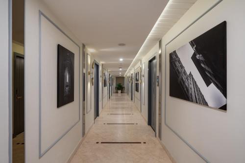 班加罗尔Pelican Inn的墙上挂有照片的走廊和走廊长长的走廊