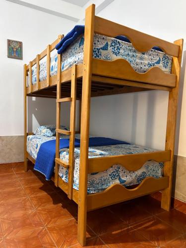 普卡尔帕ALAMEDAS APARMENTs的双层床间 - 带两张双层床