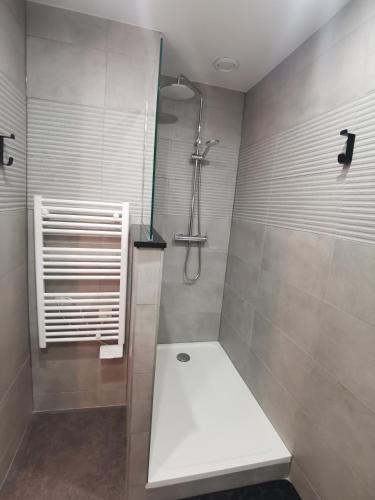 岩尼维利Studio Casa Amnéville的带淋浴和白色长凳的浴室