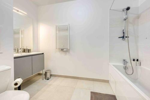 诺伊斯·勒·格兰德Le Marvel cocon entre Disney & Paris superbe vue的带淋浴和卫生间的白色浴室