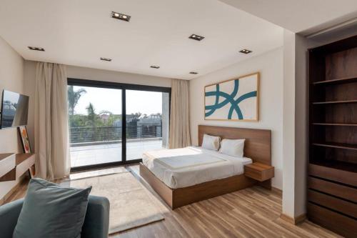 开罗Settle Inn Luxury Swan Lake Villa的一间卧室设有一张床和一个大窗户