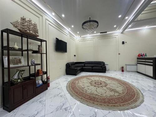 杜尚别Hello Dushanbe Hostel的带沙发和地毯的客厅