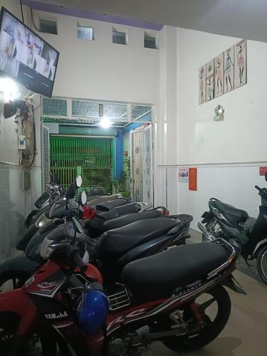 胡志明市Hotel phương linh 364 phạm hùng的一排摩托车停在一个房间里