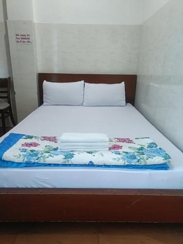 胡志明市Hotel phương linh 364 phạm hùng的床上有毯子