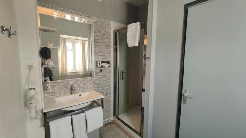 图尔圣让酒店的一间带水槽和淋浴的浴室