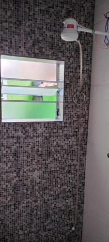 圣托梅-达斯莱特拉斯Kit net montanha mágica的浴室设有镜子和墙上的灯