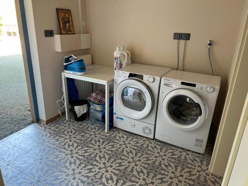 拉多夫吉卡Apartments Kokl - Adults only的洗衣房配有洗衣机和洗衣机