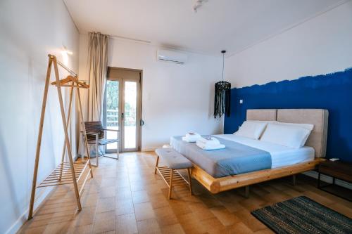 卡利诺岛Apollonas & Sibylla Villa的一间卧室设有一张床和蓝色的墙壁