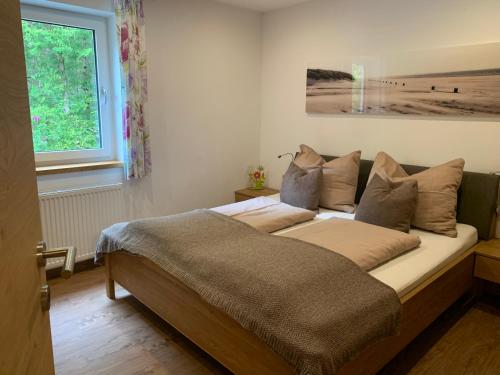 湖滨福煦Haus Füsslmühle的卧室设有两张床,带窗户