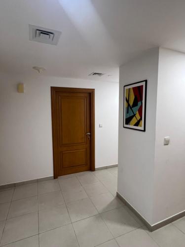 迪拜Dubai Entire Serviced Room Unit Excellence的一间有门的房间,墙上挂着一张照片