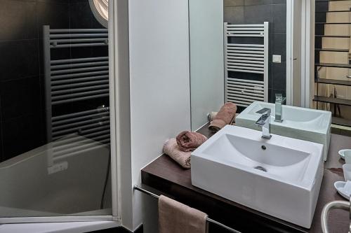 马赛La LUNA of MARSEILLE - VILLA D'ARCHITECTE B&B的浴室配有白色水槽和淋浴。