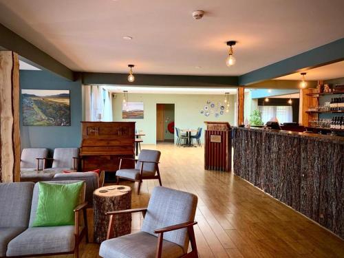 布雷达尔雅克Hotel Breiddalsvik的客厅设有酒吧、椅子和柜台