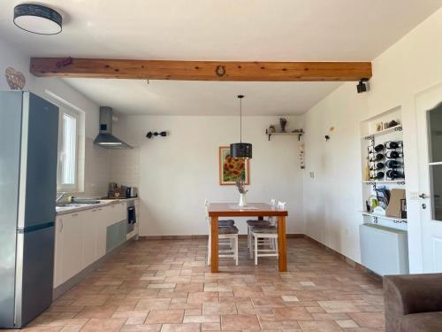 PobegiOlea Mar apartma的带木桌的厨房和带冰箱的厨房。