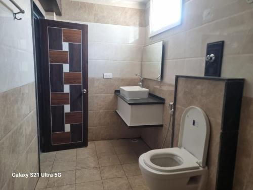 蒂鲁帕蒂MSPride的一间带卫生间和水槽的浴室