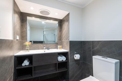 罗托鲁瓦Marsden Stay Rotorua的一间带水槽、卫生间和镜子的浴室