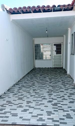 彼得罗利纳Casa de temporada em Petrolina-pe的空车库,设有门和瓷砖地板