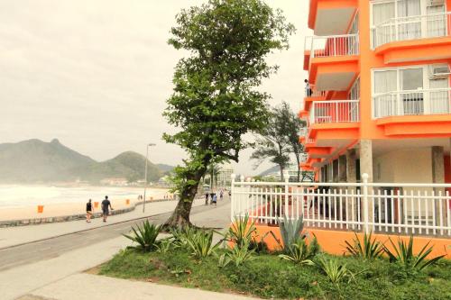 里约热内卢KS海滩酒店 的海滩旁一座建筑物前的树