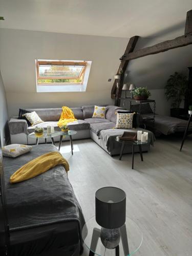 Pré-en-PailGite le Patis的客厅配有沙发和桌子