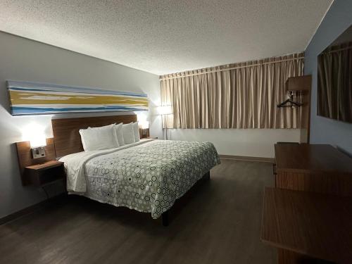 科特兰HomeTowne Studios by Red Roof & Conference Center Cortland的酒店客房设有床和窗户。
