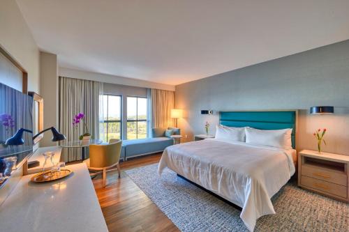德斯坦Hotel Effie Sandestin Resort, Autograph Collection的酒店客房,配有床和沙发