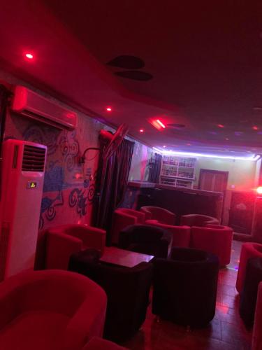 伊洛林CLASSIC SUITES ANNEX的一间红色灯和红色椅子的房间