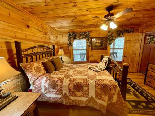 海伦Cabin 2 bed close to Helen hot tub #15的小木屋内一间卧室,配有一张床