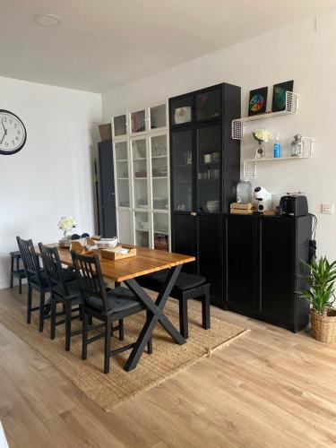 拉萨尔特Apartamento Donosti Aldea的一间带木桌和椅子的用餐室
