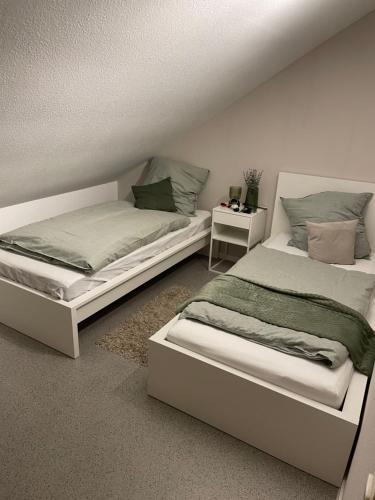 海格尔Stilvolles 4-Bett Appartment的卧室内两张并排的床