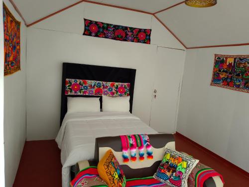 普诺Coila Titicaca lodge的一间小房间的卧室,配有一张床铺
