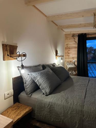 乌尔齐尼Meris的一间卧室设有一张大床和窗户
