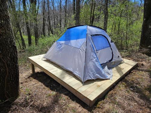 洛根Sycamore Ridge Campsite at Hocking Vacations - Tent Not Included的木板上的帐篷