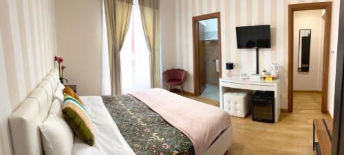 罗马Monti49 GuestHouse的酒店客房,配有床和电视