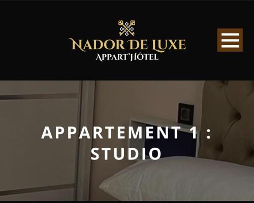 纳祖尔Apart Nador de Luxe 1的一室公寓的标志,带一张床