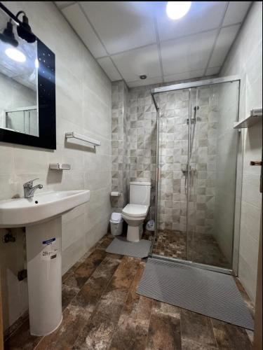 纳祖尔Apart Nador de Luxe 1的带淋浴、卫生间和盥洗盆的浴室