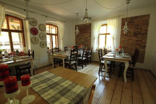 斯克拉斯卡波伦巴BORSZÓWKA Dom Nad Potokiem - Pensjonat的用餐室设有桌椅和窗户。